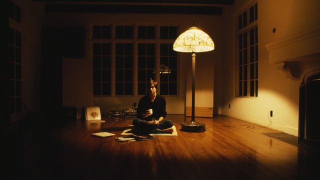 Steve Jobs sitting on the floor in his very minimalistic house. Taken in 1982 by Diana Walker for Time magazine.